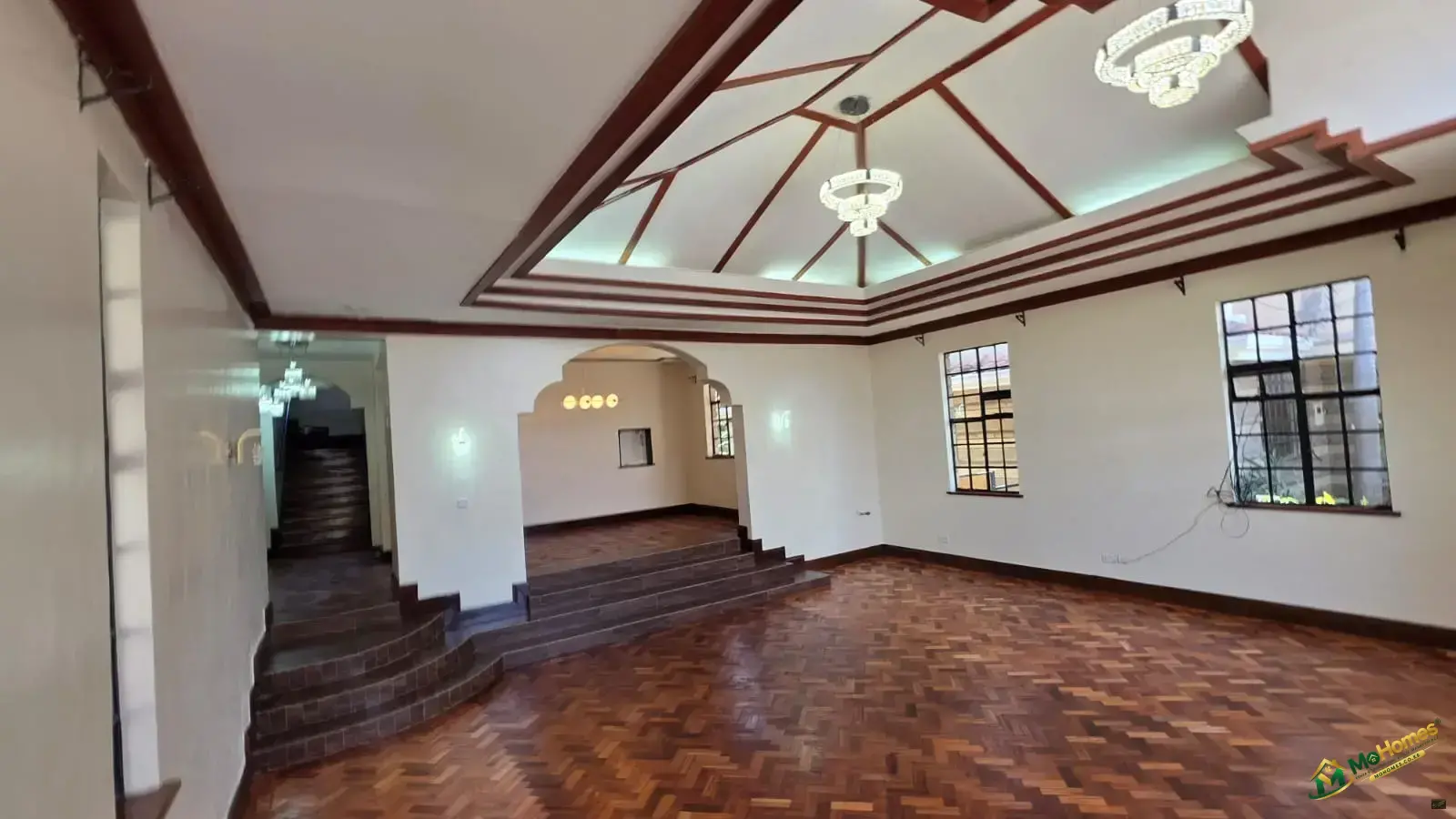 Spacious 5 Bedrooms All En-suite Townhouse With DSQ
