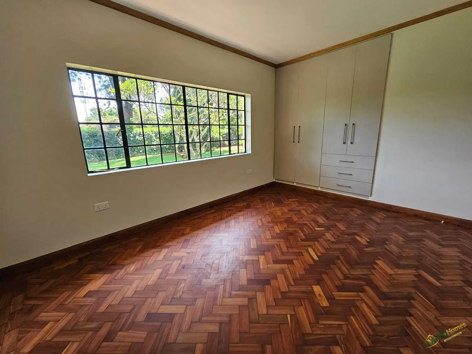 Stunning 4 Bedroom Family Residence Near Valley Arcade Shopping Centre