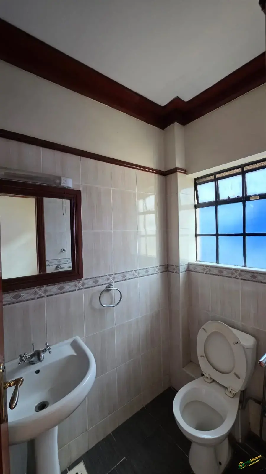 Spacious 5 Bedrooms All En-suite Townhouse With DSQ
