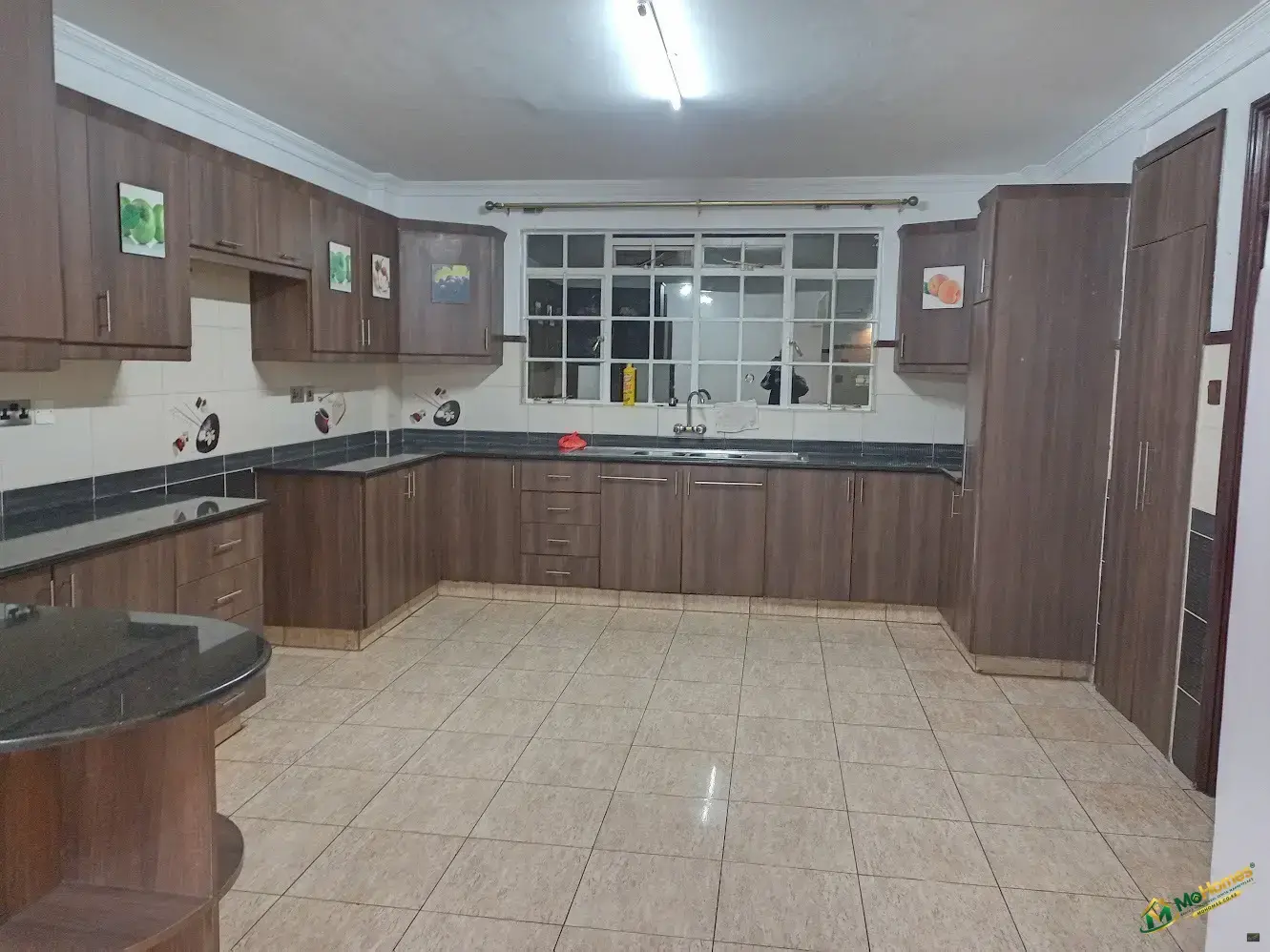 Spacious Luxury 3 Bedroom Home With DSQ