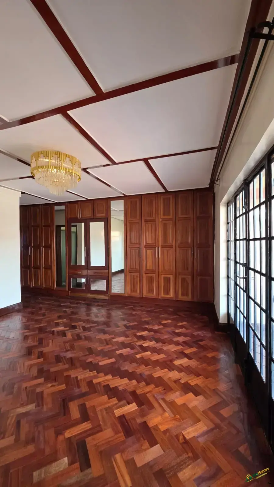 Spacious 5 Bedrooms All En-suite Townhouse With DSQ