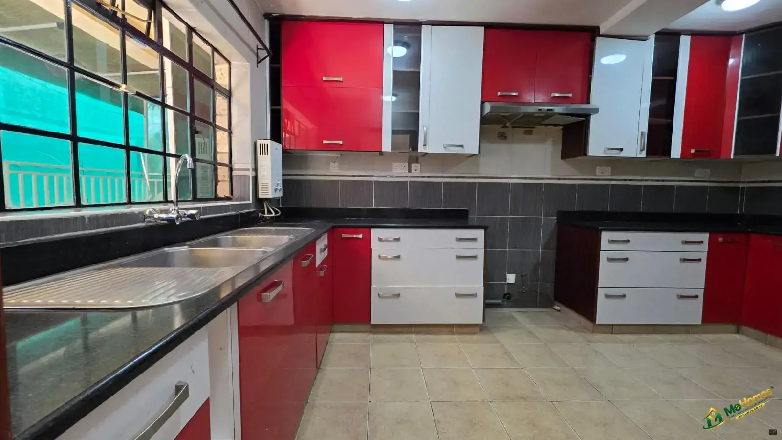 Spacious 5 Bedrooms All En-suite Townhouse With DSQ