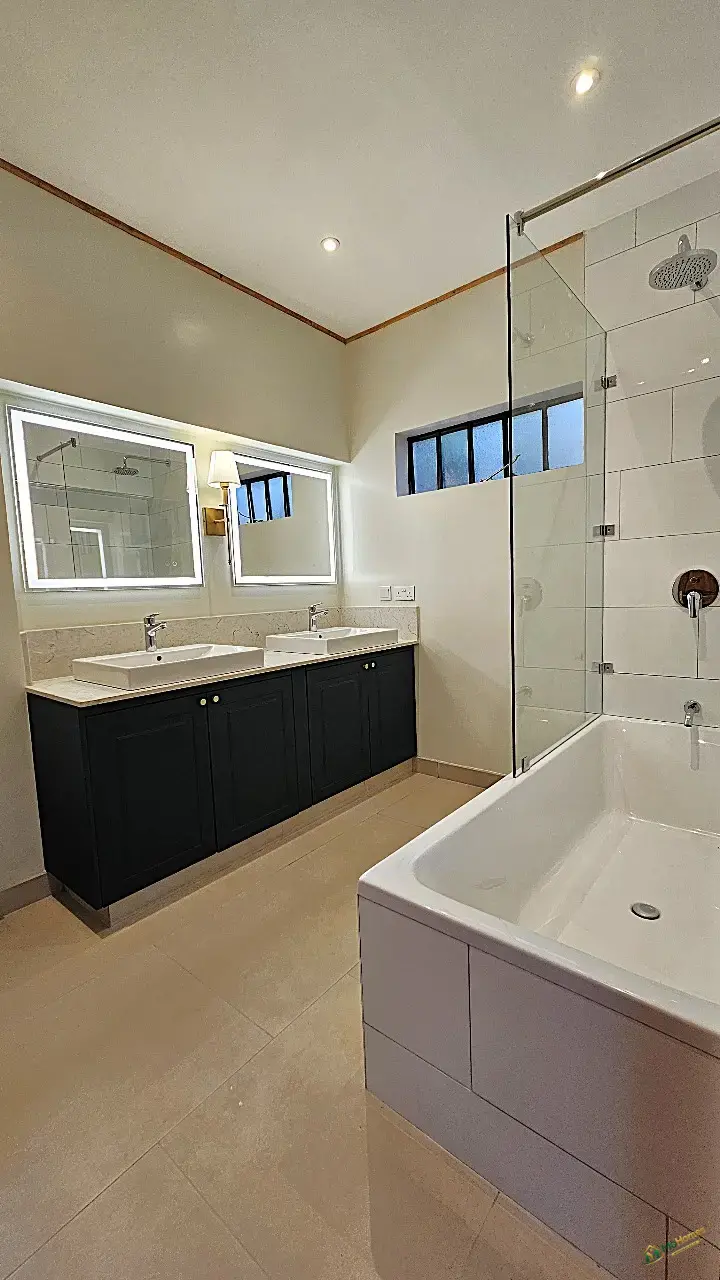 Stunning 4 Bedroom Family Residence Near Valley Arcade Shopping Centre