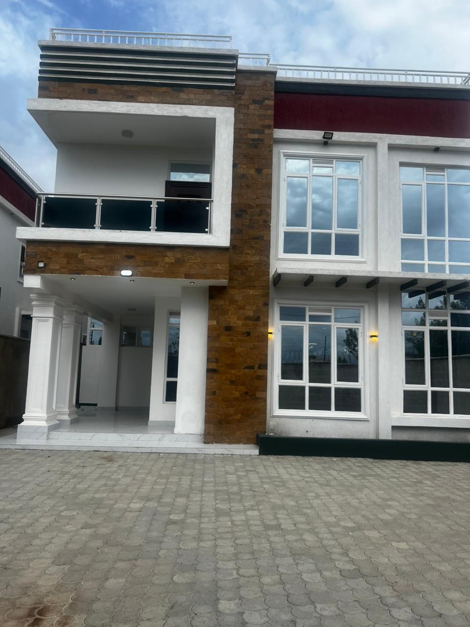 Luxury villa for sale in Kitengela 4bedroom with dsq